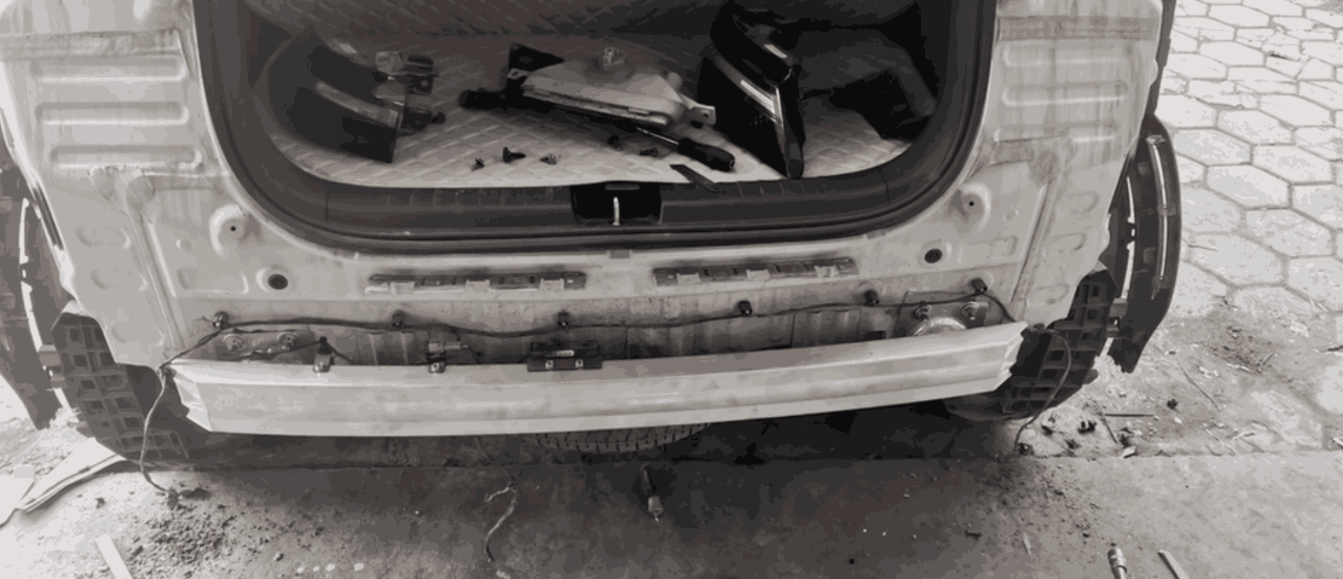 Xevaban.com ở 214 Giải Ph&oacute;ng l&agrave; đơn vị chuy&ecirc;n cung cấp phụ kiện oto, đồ chơi oto, phụ kiện geely coolray, đồ chơi geely coolray,&nbsp;xevaban, 214 giải ph&oacute;ng, thanh chống va chạm coolray, thanh bảo vệ va chạm coolray, thanh gia cố chống va chạm coolray.